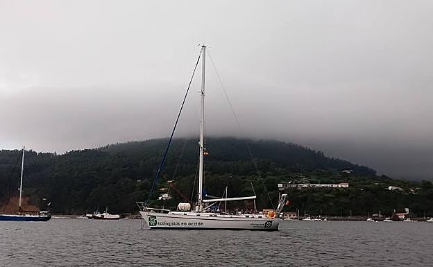 El velero frente a Costa Quebrada 